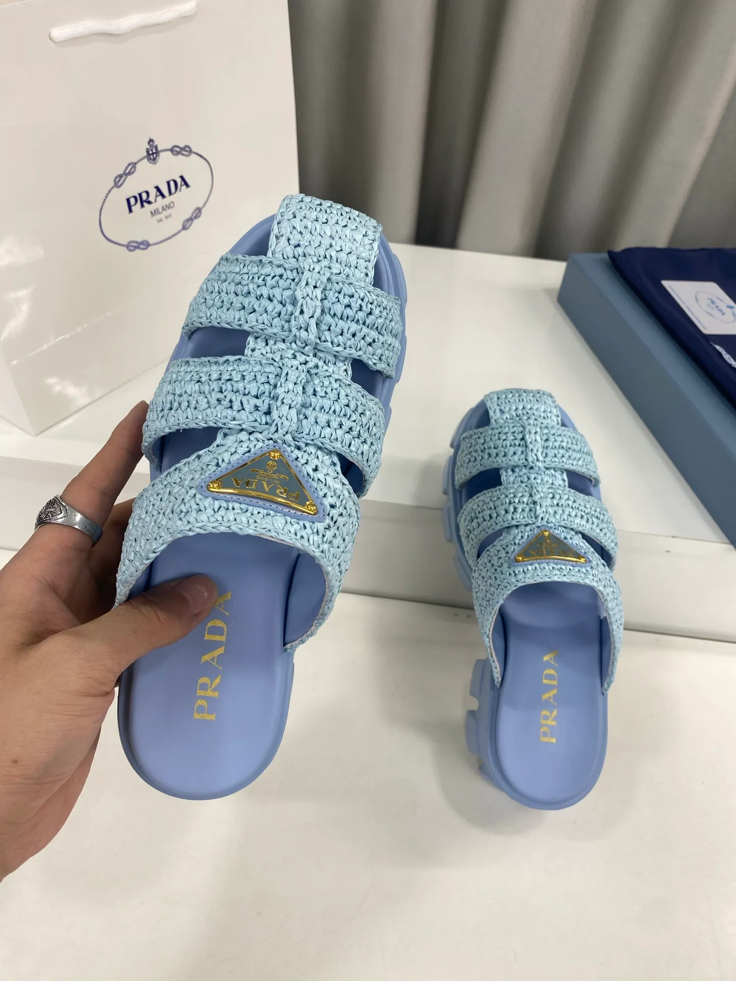 👟👟Ex-factory price 520👟👟 Prada's latest bamboo cage weaving thick-soled triangle buckle sandals☑️ Latest environmentally friendly PP material, fully hand-crocheted, just like knitting sweaters, slow work and meticulous work, retro fashionable thick-soled shoes, with woven uppers, making the whole pair of shoes light and comfortable, bright colors, satisfying various choices for fashionable people with different styles! The iconic metal triangle logo is paired with the shape of ancient beach sandals. Every design element is fashionable! Size: Women's 35-39 (34, 40, custom-made, non-returnable) Full set of counter original packaging